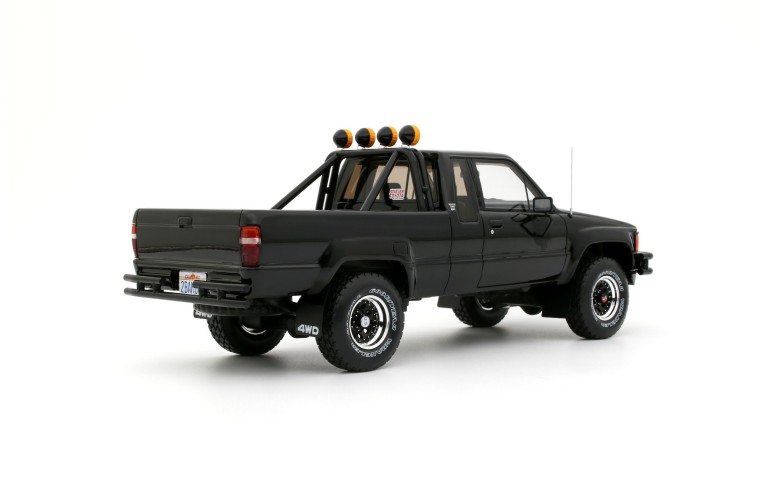 Toyota Hilux SR5 Glossy Black 202 1985
