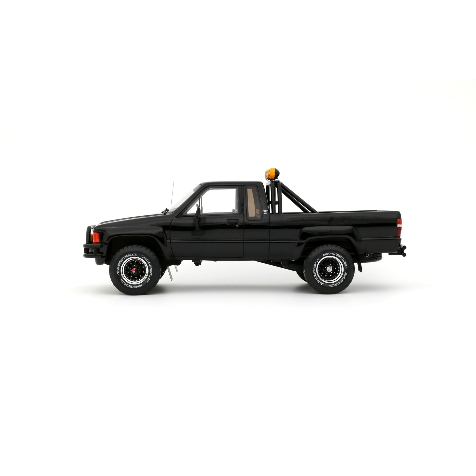 Toyota Hilux SR5 Glossy Black 202 1985