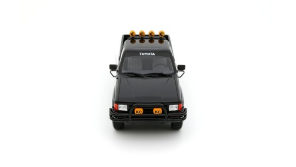 Toyota Hilux SR5 Glossy Black 202 1985