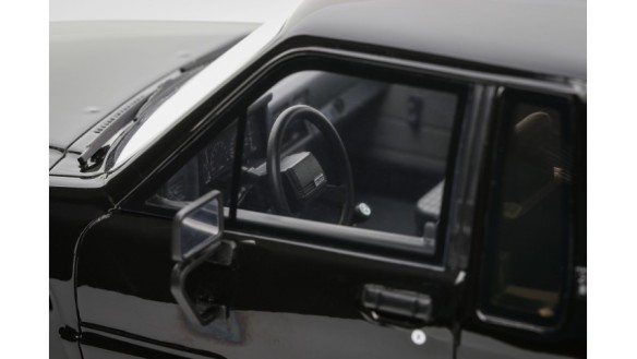 Toyota Hilux SR5 Glossy Black 202 1985