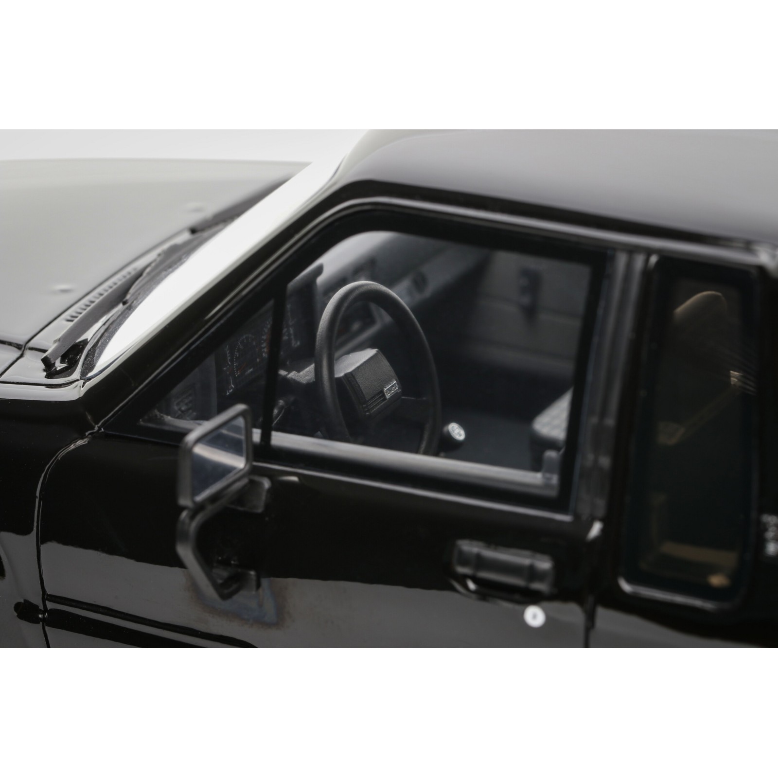 Toyota Hilux SR5 Glossy Black 202 1985