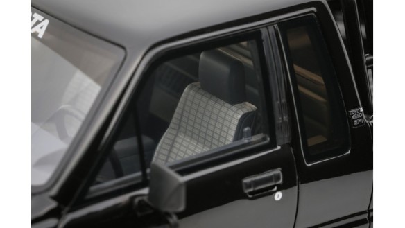 Toyota Hilux SR5 Glossy Black 202 1985