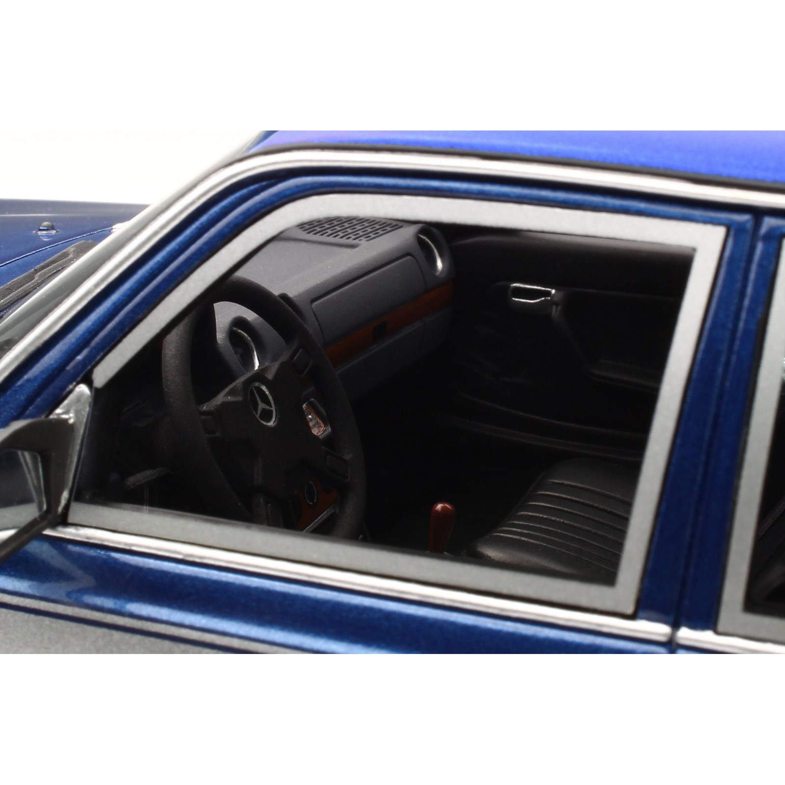 Mercedes-Benz W123 AMG Lapis Blau 1983