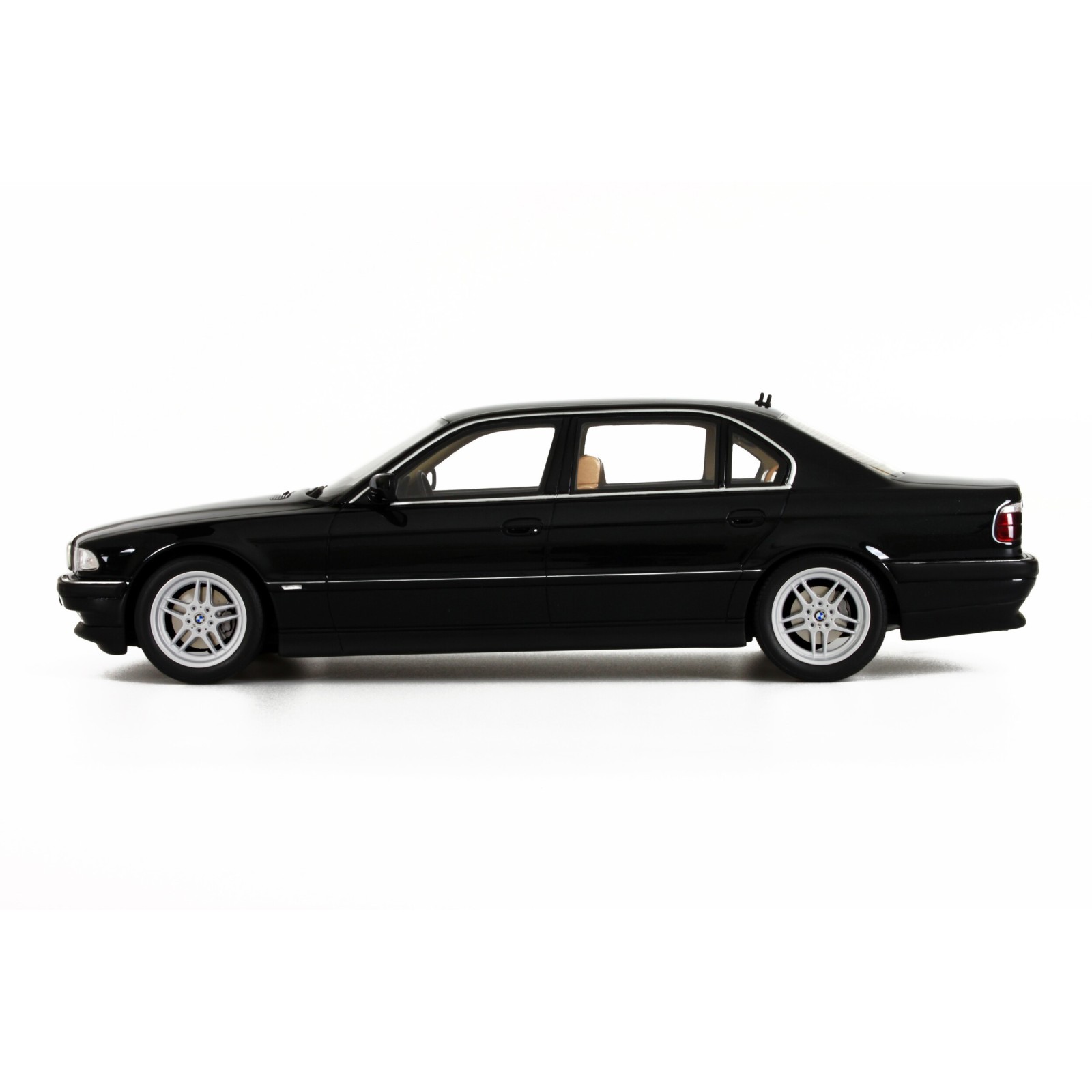 BMW E38 750 iL Schwarz II 668 1998