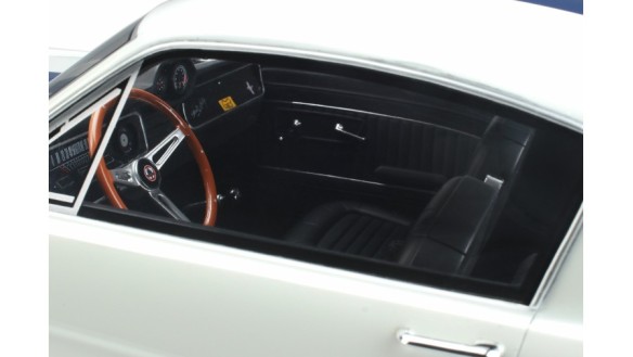 Shelby GT350 Wimbledon White and Blue stripes 1965