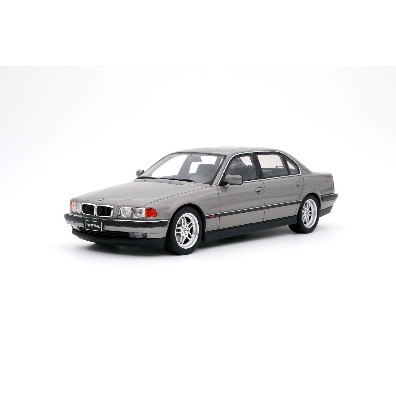 BMW E38 750 IL Aspen Silver Metallic 339 1995