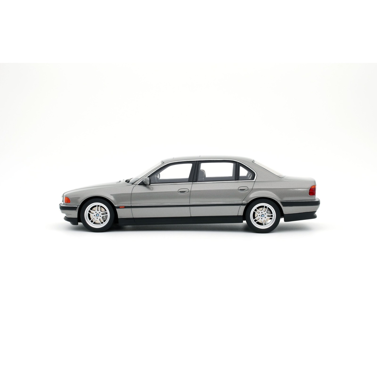 BMW E38 750 IL Aspen Silver Metallic 339 1995